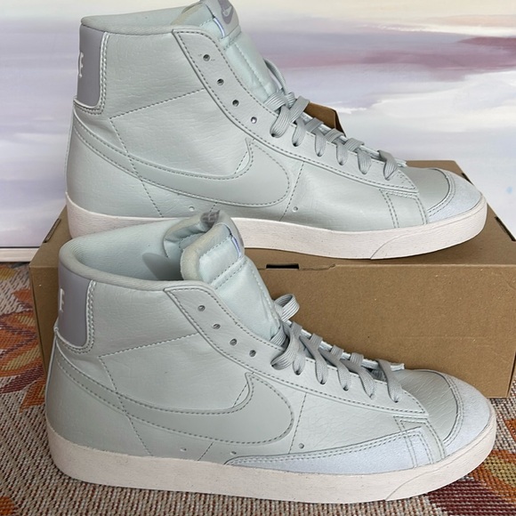 Nike Shoes - NIKE WMNS BLAZER MID '77 NEXT
NATURAL
LIGHT SILVER/LIGHT SILVER-WOLF GREY